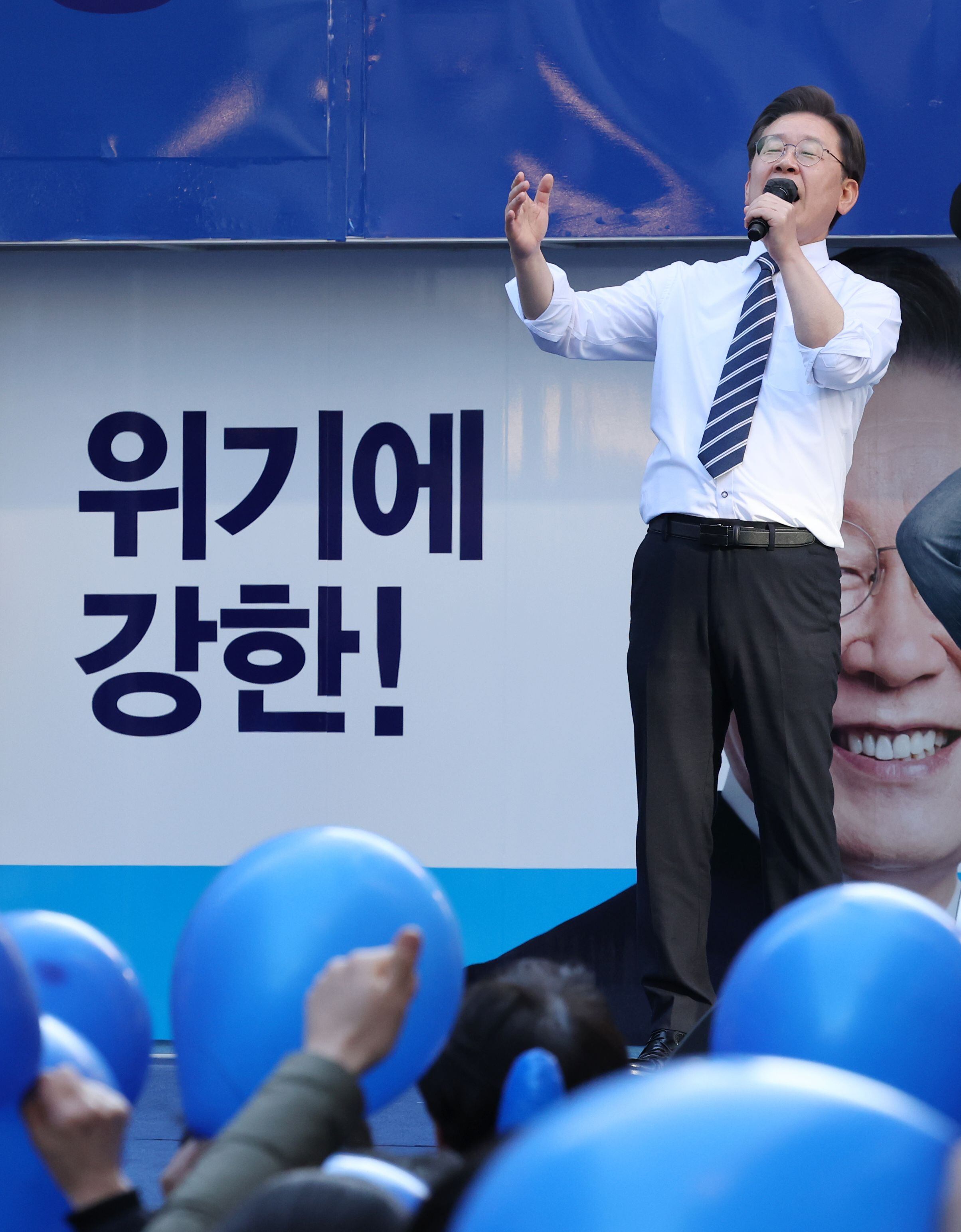 더불어민주당 이재명 대선후보가 27일 부산에서 열린 유세에서 지지를 호소하고 있다. /연합뉴스