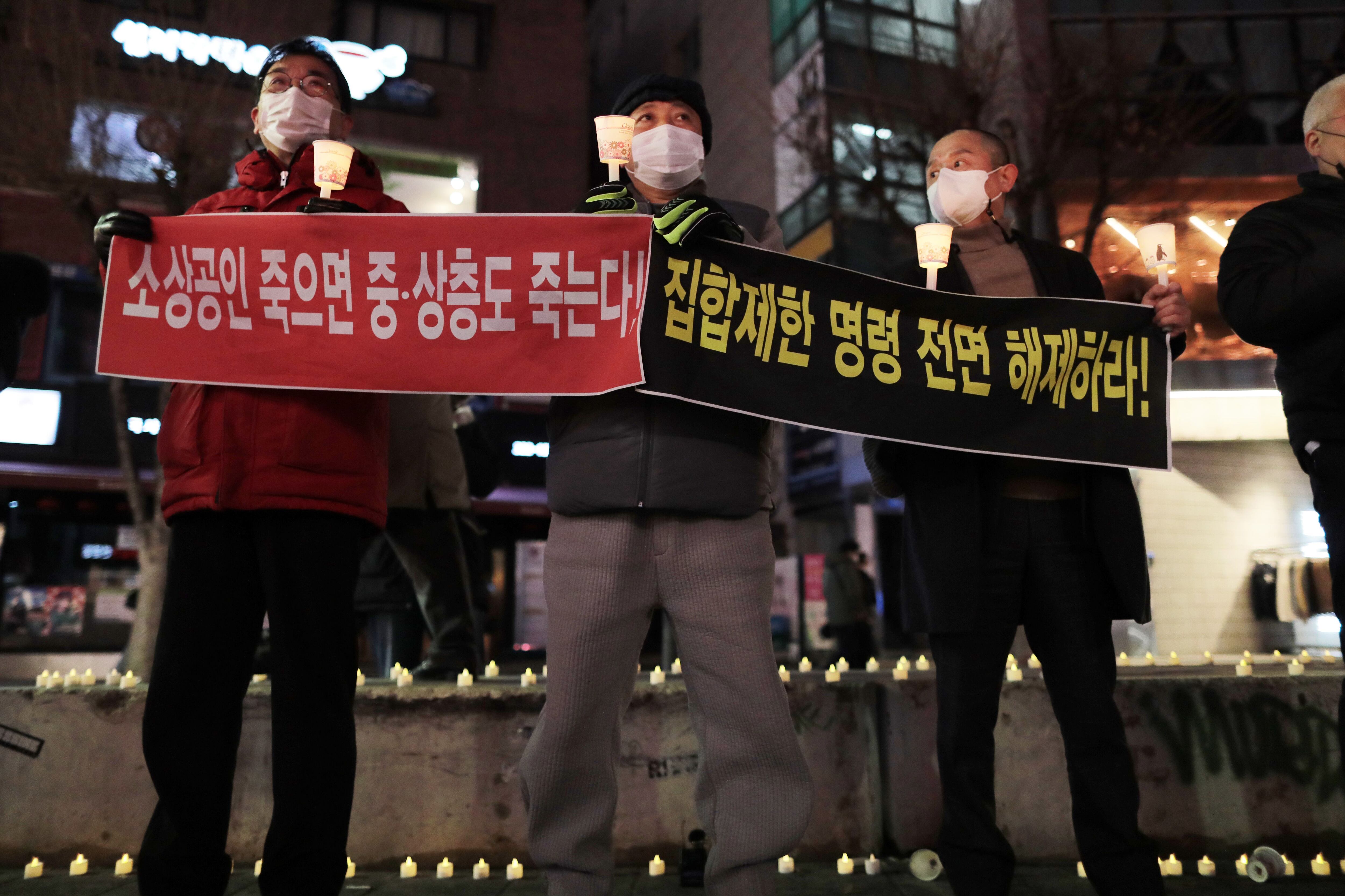 올해 2월 서울 마포구 홍대입구역 인근에서 코로나 피해 자영업자들이 정부의 영업시간 제한에 항의하는 촛불 시위를 하고 있다. /뉴스1