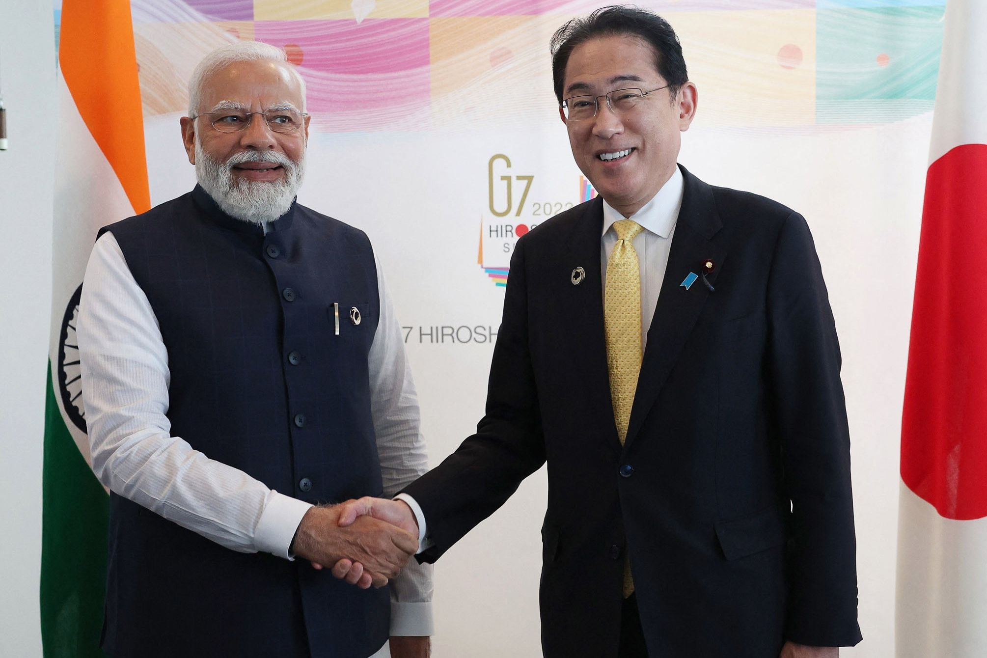 지난 5월 히로시마에서 열린 G7(7국) 정상회의에서 나렌드라 모디 인도 총리(왼쪽)와 기시다 후미오 일본 총리가 악수를 나누고 있다./AFP 연합뉴스